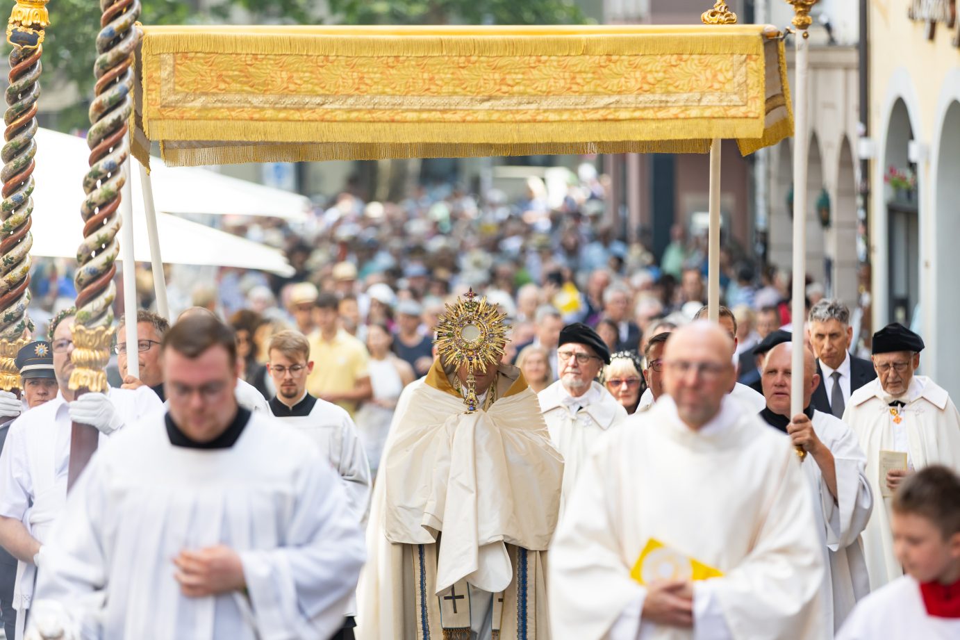 Fronleichnamsgottesdienst und -prozession am 19. Juni 2025 in Bamberg.