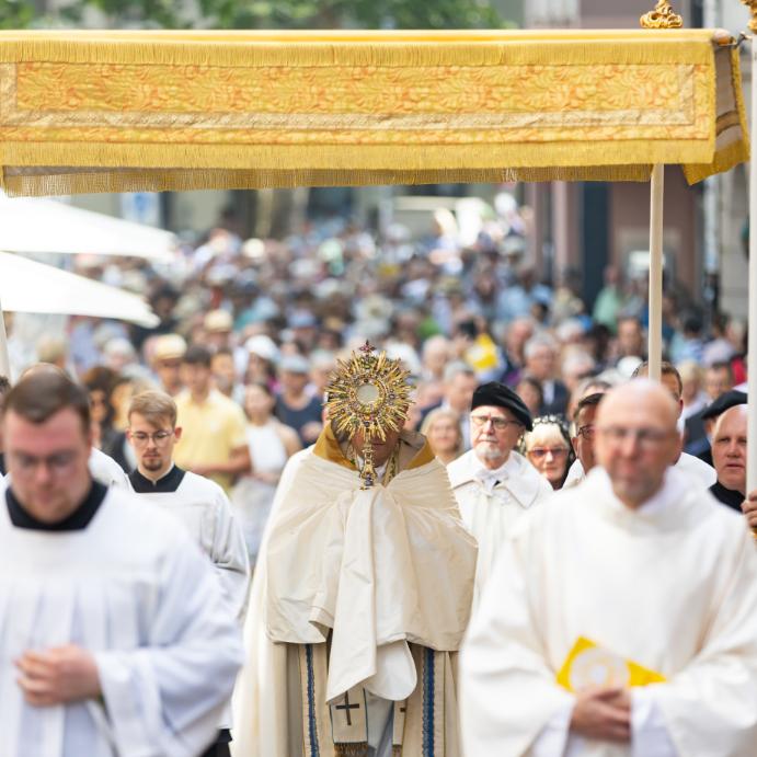 Fronleichnamsgottesdienst und -prozession am 19. Juni 2025 in Bamberg.