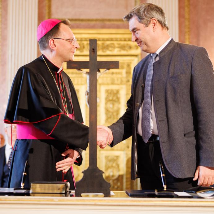 Künftiger Erzbischof Herwig Gössl legte Eid auf die Verfassung ab