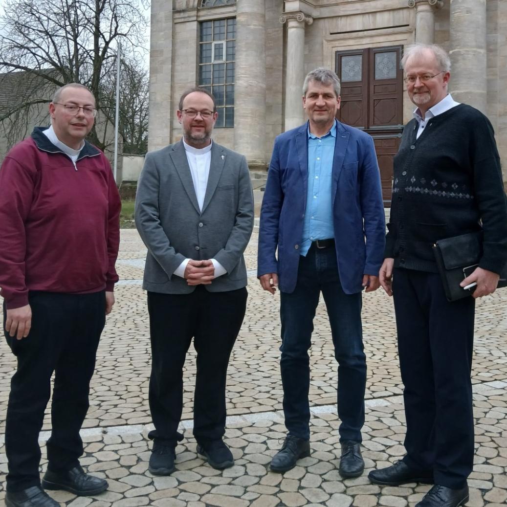 Das Bild zeigt die Pfarrer Michael Gehret, Daniel Schuster und Andreas Hornung sowie Dekan Thomas Teuchgräber