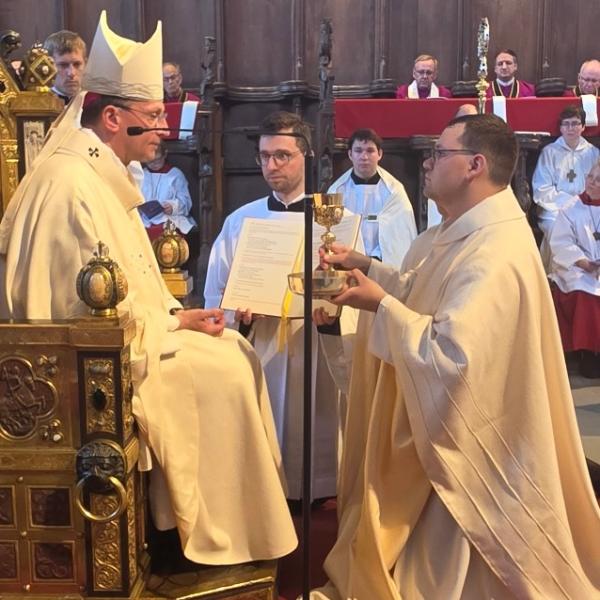 Daniel Hartmann bekam während der Feier der Priesterweihe Kelch und Hostienschale überreicht.