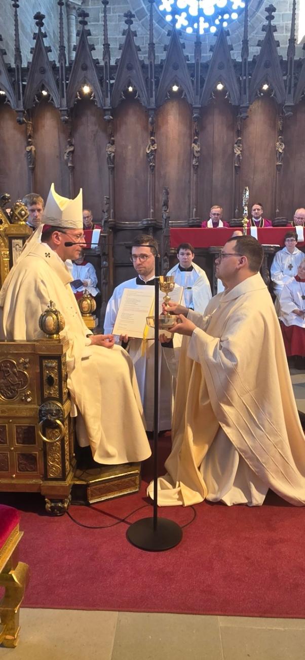 Daniel Hartmann bekam während der Feier der Priesterweihe Kelch und Hostienschale überreicht.
