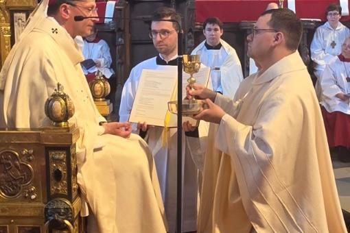Daniel Hartmann bekam während der Feier der Priesterweihe Kelch und Hostienschale überreicht.