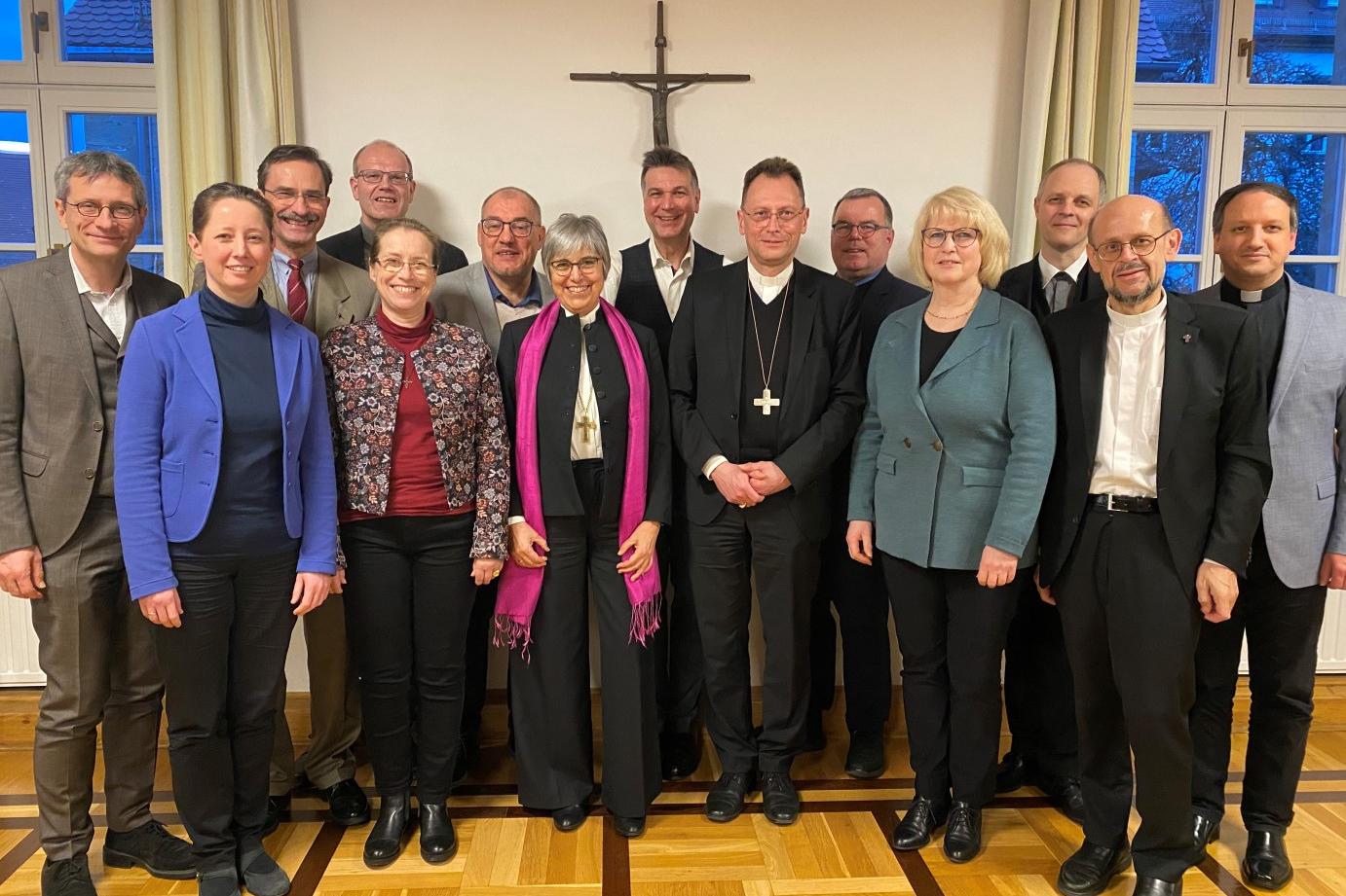 Auf dem Foto abgebildet (von links): Andreas Müller, Susanne Sahlmann, Dr. Markus Müller, Dr. Peter Zeh, Dr. Ulrike Schorn, Josef Gründel, Dr. Dorothea Greiner, Stefan Kirchberger, Herwig Gössl, Dr. Heinrich Hohl, Astrid Schubert, Dr. Elmar Koziel, Jürgen Hacker, Dr. Markus Kohmann.