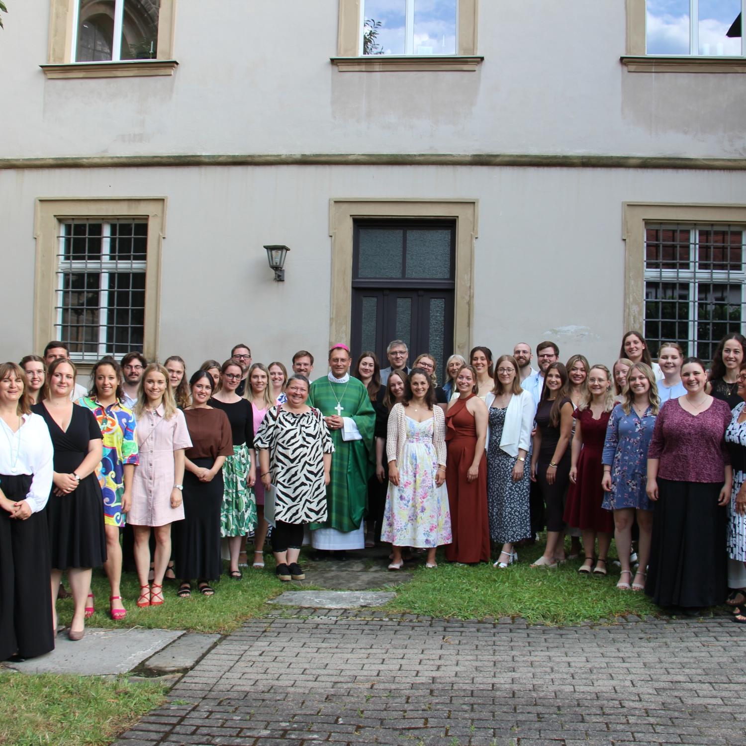 Erzbischof Herwig Gössl sowie die Ausbilder und Mitarbeiter der Hauptabteilung Schule und Religionsunterricht freuten sich mit den zukünftigen Grund- und Mittelschullehrkräften über die Missio Canonica.