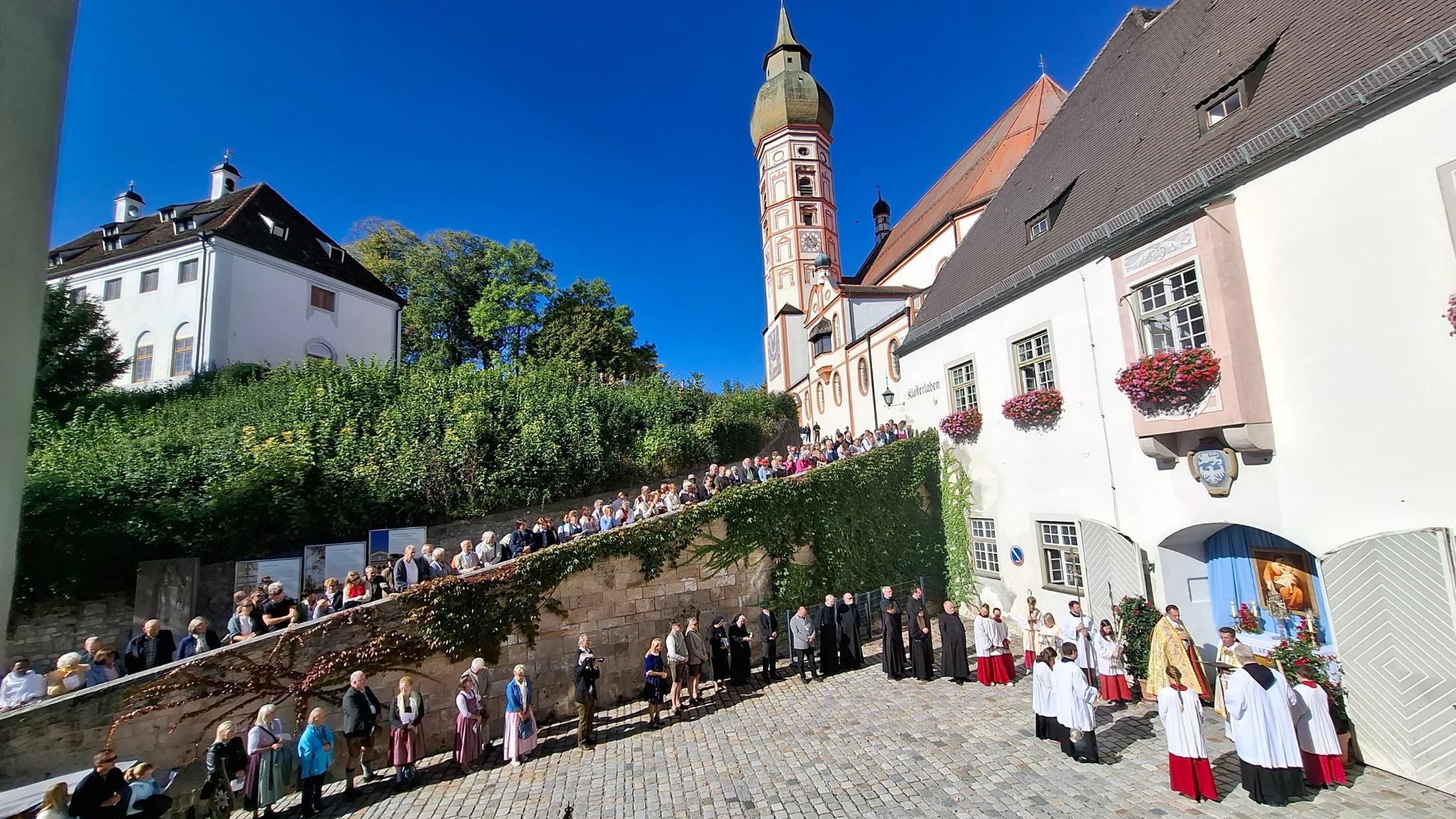 Prozession vor der Kirche bei blauem Himmel