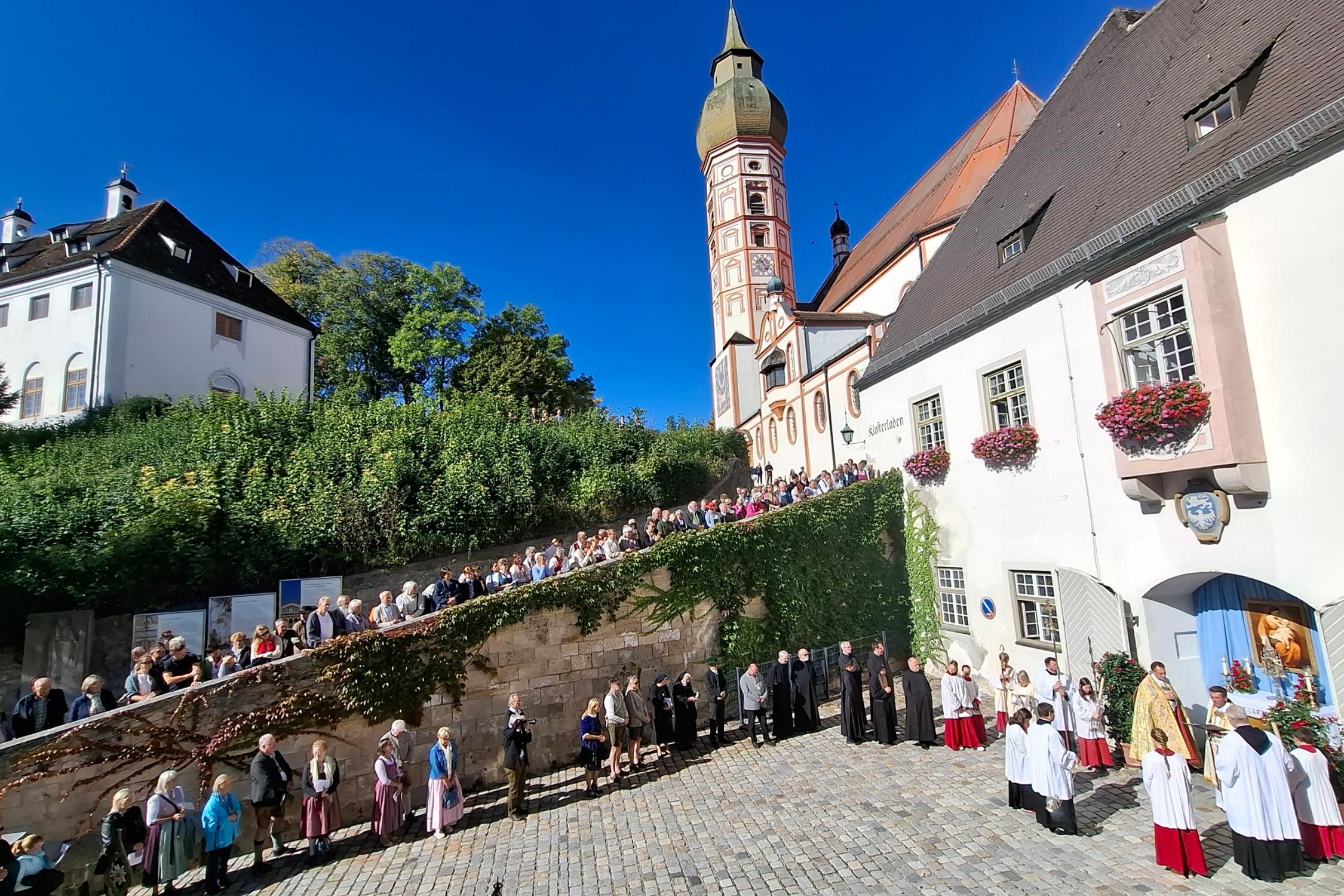 Prozession vor der Kirche bei blauem Himmel