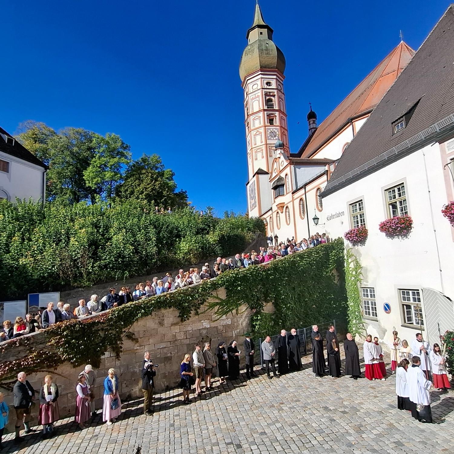 Prozession vor der Kirche bei blauem Himmel