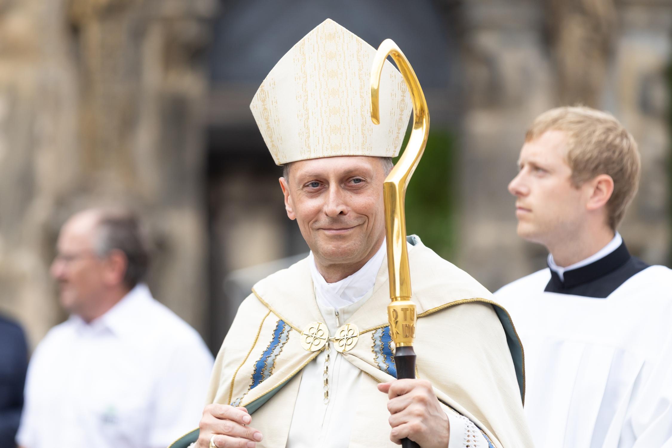 Porträtbild von Erzbischof Herwig Gössl mit Mitra und Bischofsstab, neuer Caritasbischof der Deutschen Bischofskonferenz