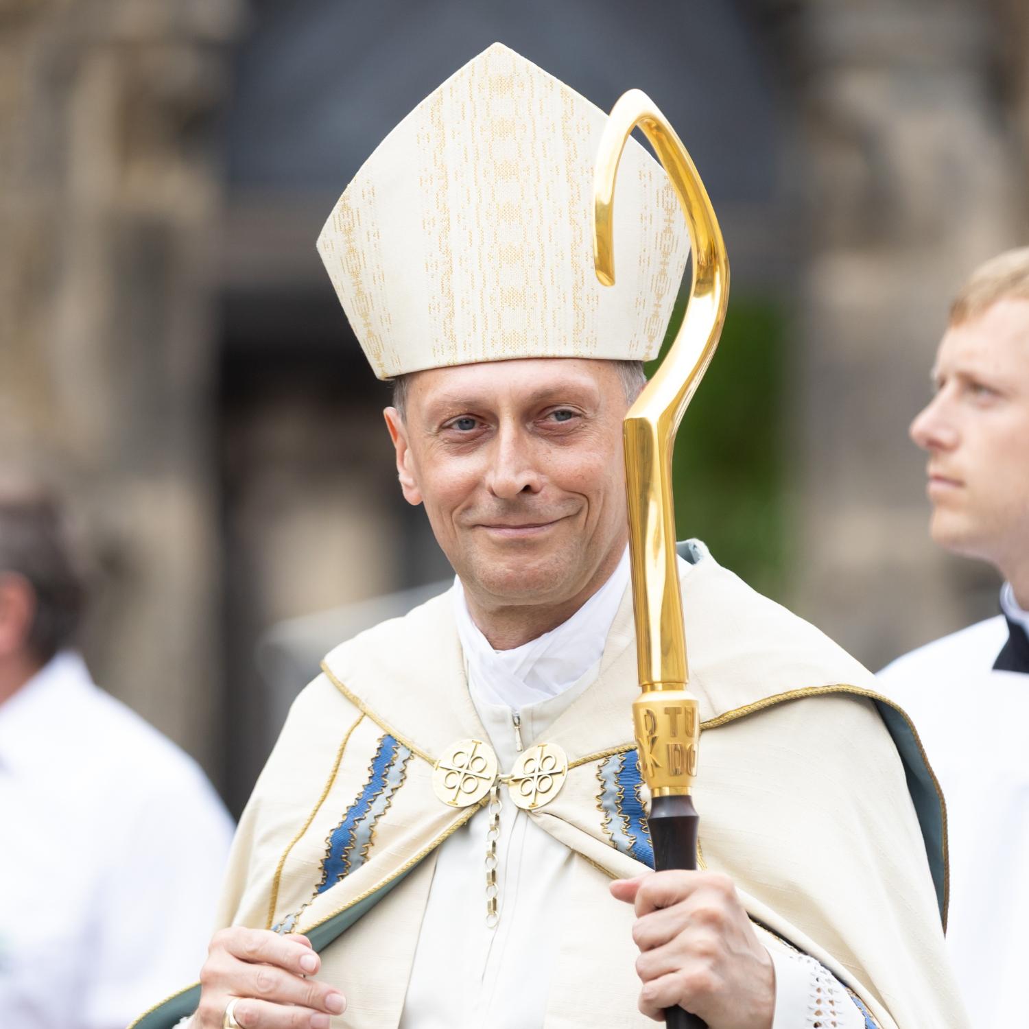 Porträtbild von Erzbischof Herwig Gössl mit Mitra und Bischofsstab, neuer Caritasbischof der Deutschen Bischofskonferenz