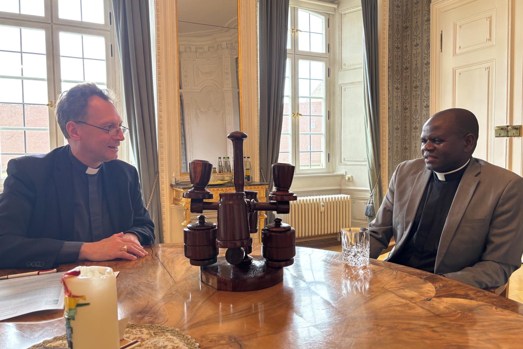 Erzbischof Herwig Gössl im Gespräch mit Father John Mansaya