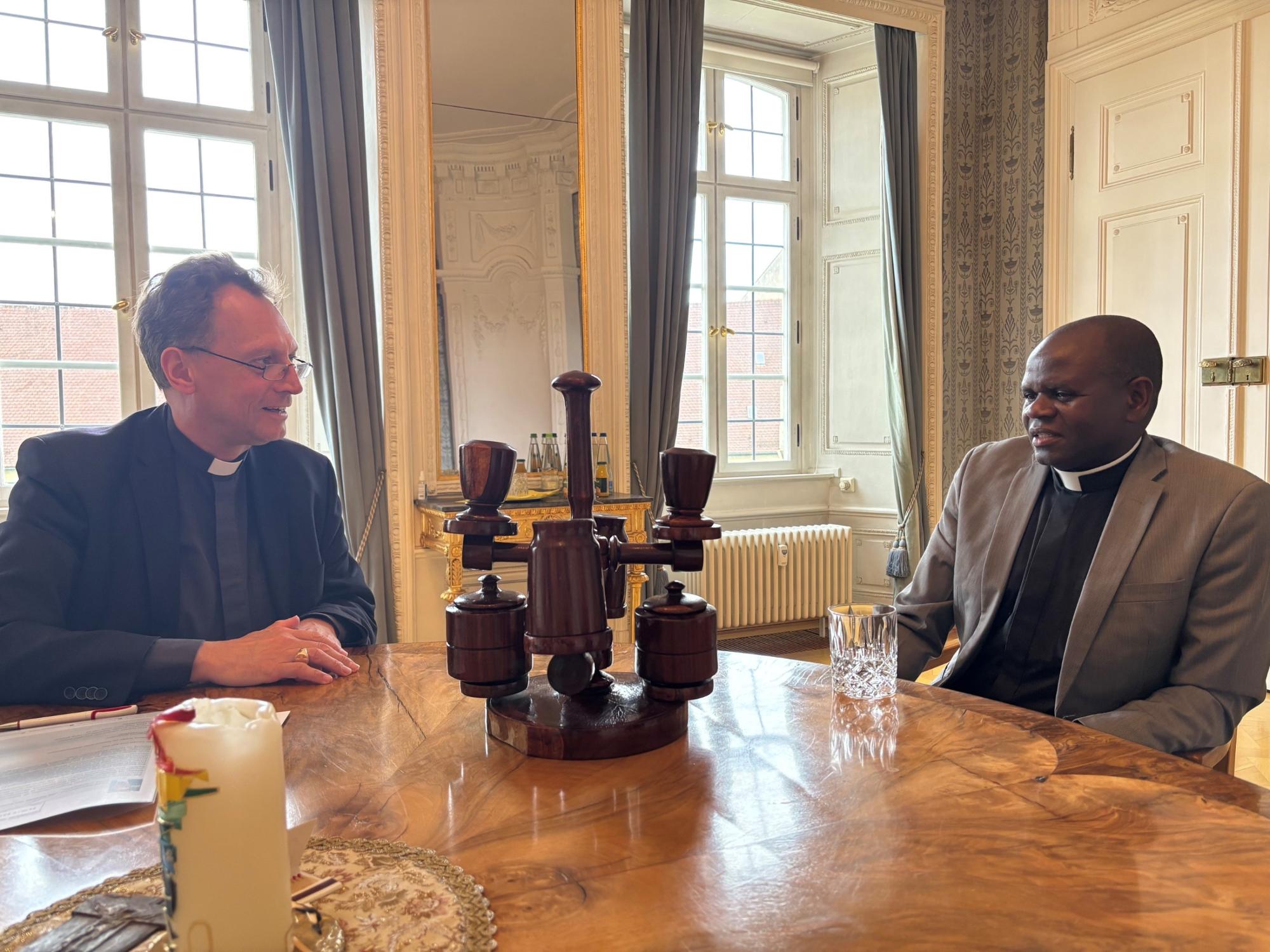 Erzbischof Herwig Gössl im Gespräch mit Father John Mansaya