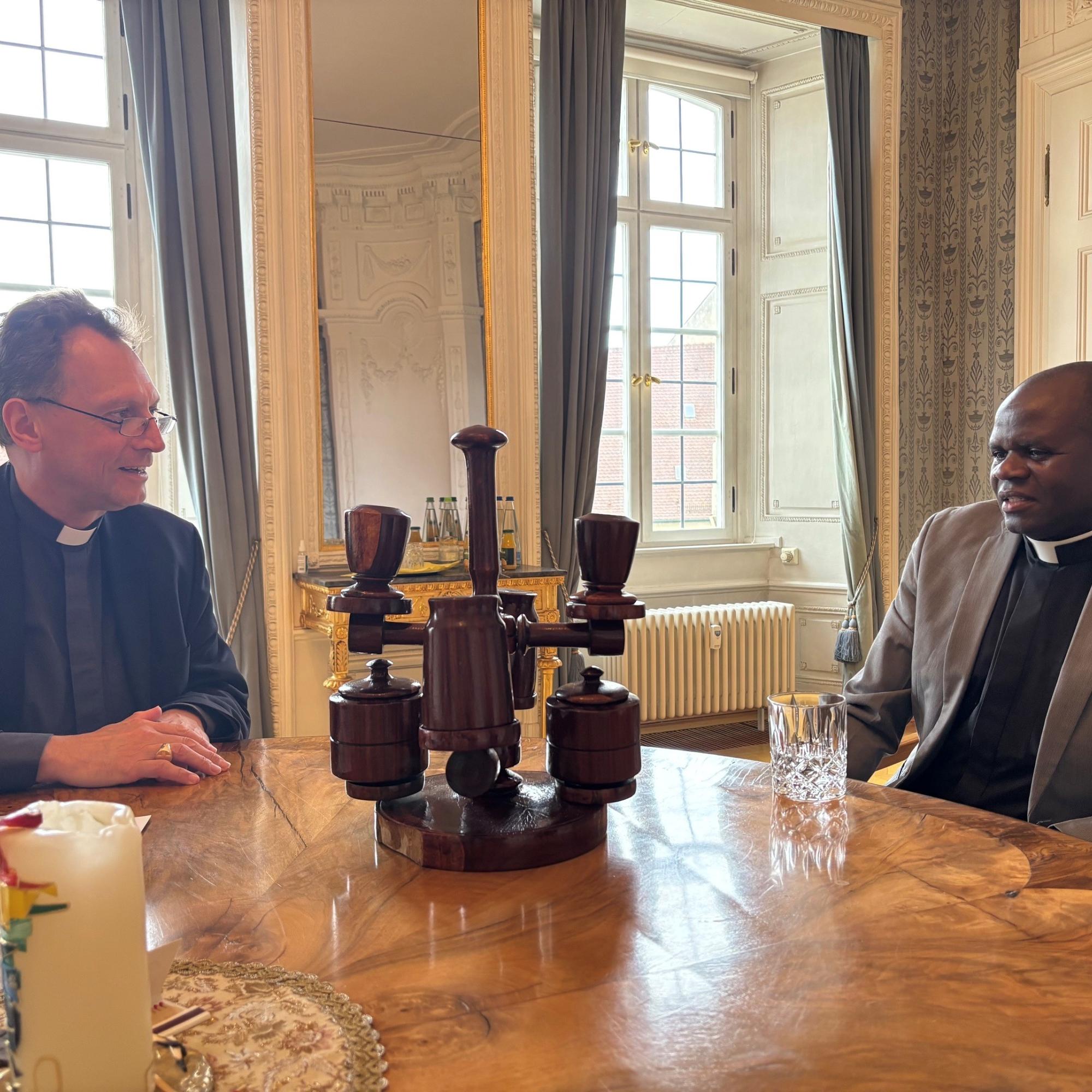 Erzbischof Herwig Gössl im Gespräch mit Father John Mansaya