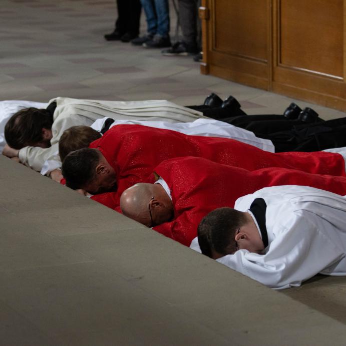 Erzbischof Herwig Gössl und der liturgische Dienst bei der Prostratio
