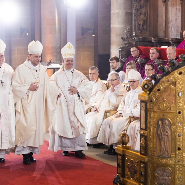 Der Erzbischof von München und Freising, Kardinal Reinhard Marx, und der Apostolische Nuntius in der Bundesrepublik Deutschland Erzbischof Dr. Nikola Eterović führten Erzbischof Herwig zur Kathedra.