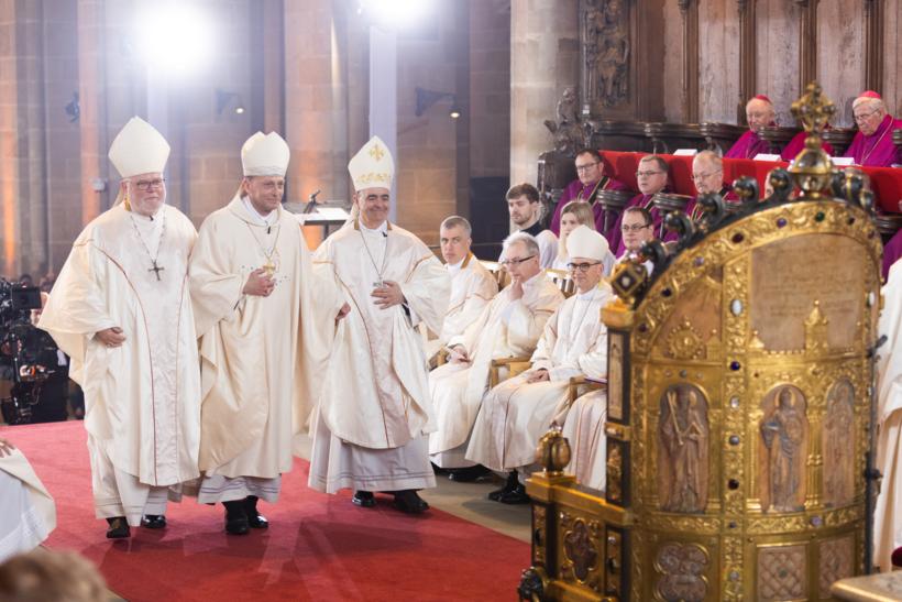 Der Erzbischof von München und Freising, Kardinal Reinhard Marx, und der Apostolische Nuntius in der Bundesrepublik Deutschland Erzbischof Dr. Nikola Eterović führten Erzbischof Herwig zur Kathedra.