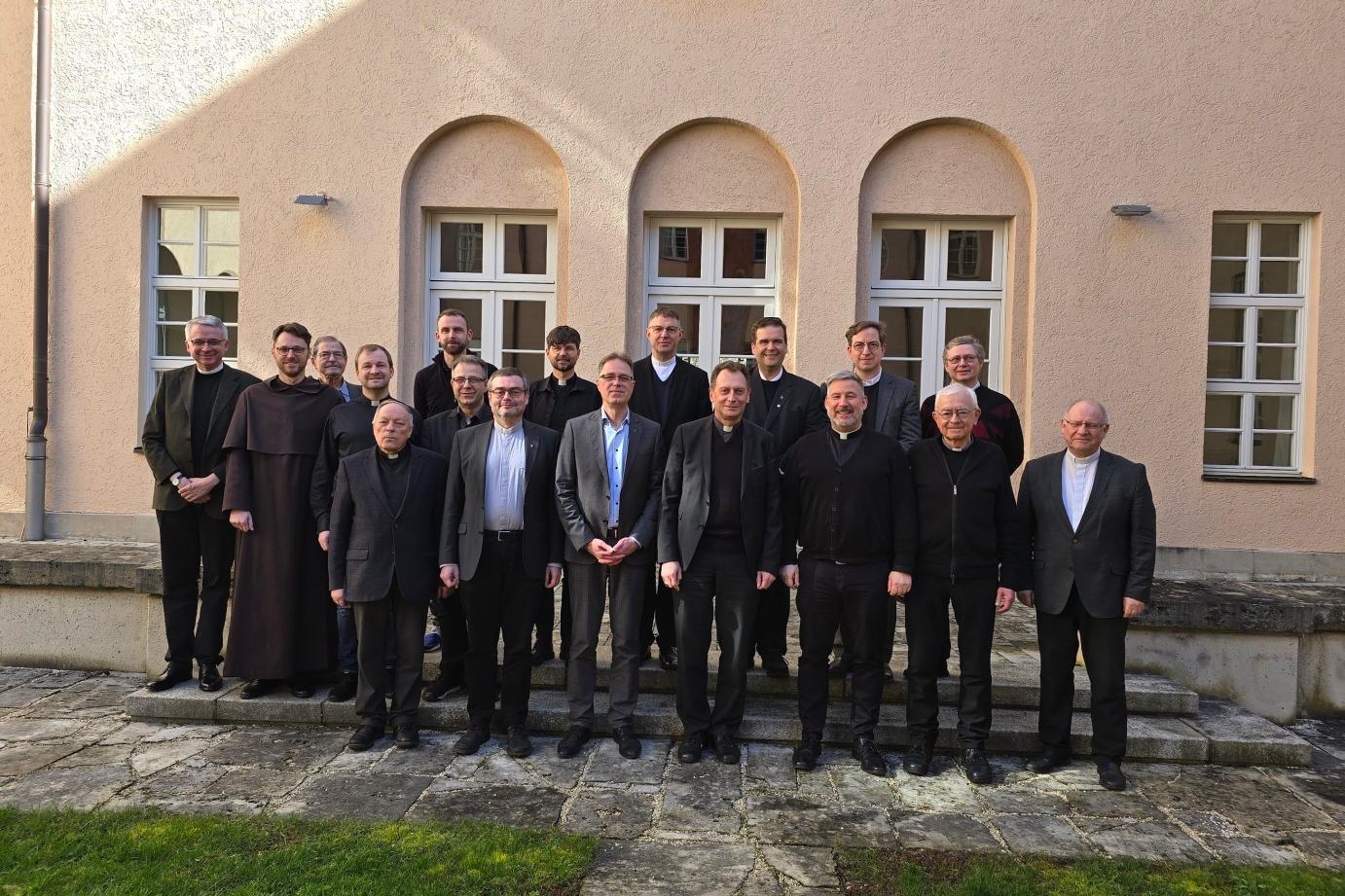 Die gewählten und amtlichen Mitglieder des XIII. Priesterrats des Erzbistums Bamberg zusammen mit Vorsitzendem Erzbischof Herwig Gössl (7. von rechts).