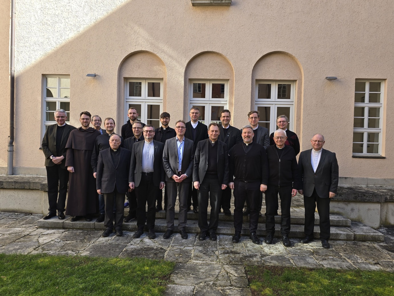 alle-mitglieder-des-priesterrats Die gewählten und amtlichen Mitglieder des XIII. Priesterrats des Erzbistums Bamberg zusammen mit Vorsitzendem Erzbischof Herwig Gössl (7. von rechts).