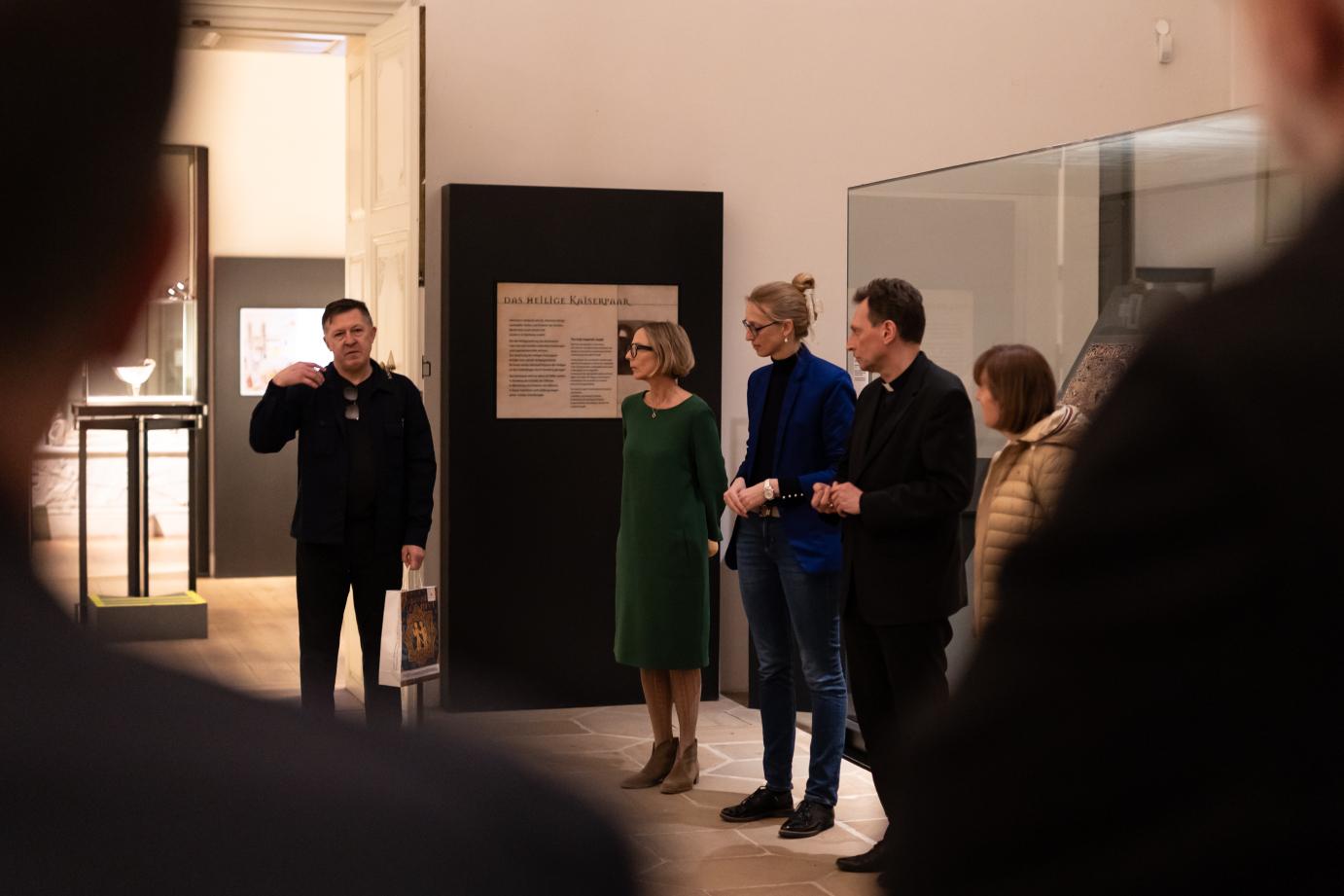 Das Bild zeigt u. a. Erzbischof Herwig Gössl, die Leiterin des Diözesanmuseums Carola Marie Schmidt und die Leiterin der Hauptabteilung Kunst und Kultur Birgit Kastner, die dem Künstler Gerelkhuu Ganbold zuhören.