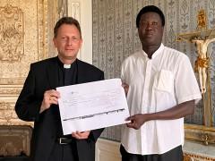 Spendenübergabe an Moise Seck