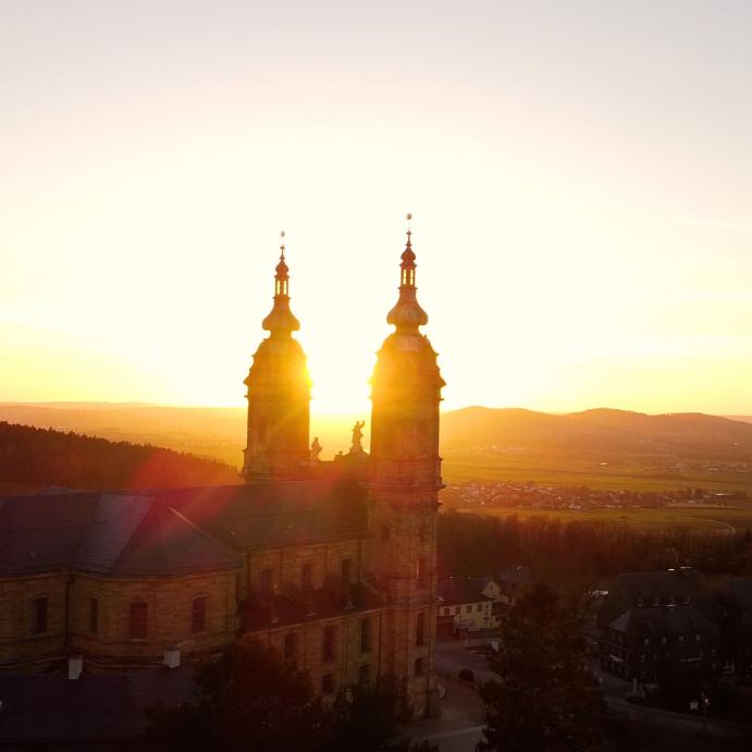 Das Bild zeigt die Basilika Vierzehnheiligen im Gegenlicht der Sonne.