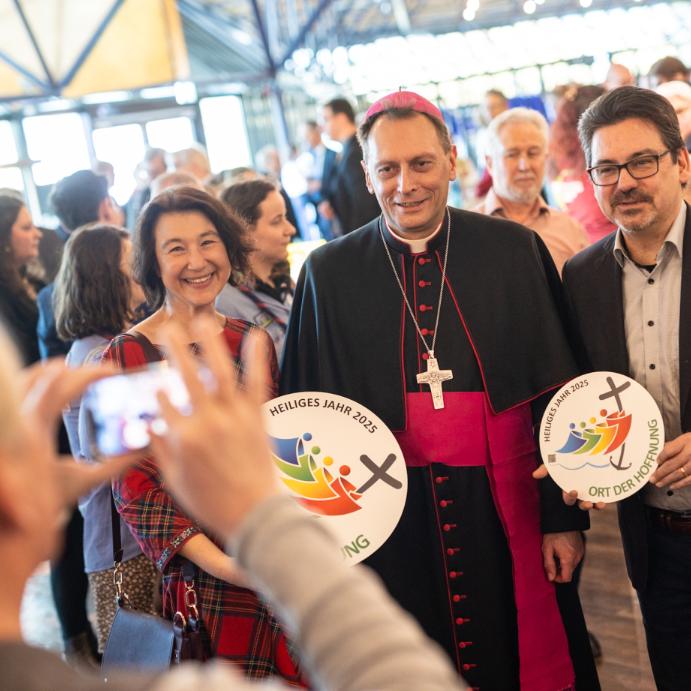 Viele Besucherinnen und Besucher suchten das Gespräch mit dem Erzbischof