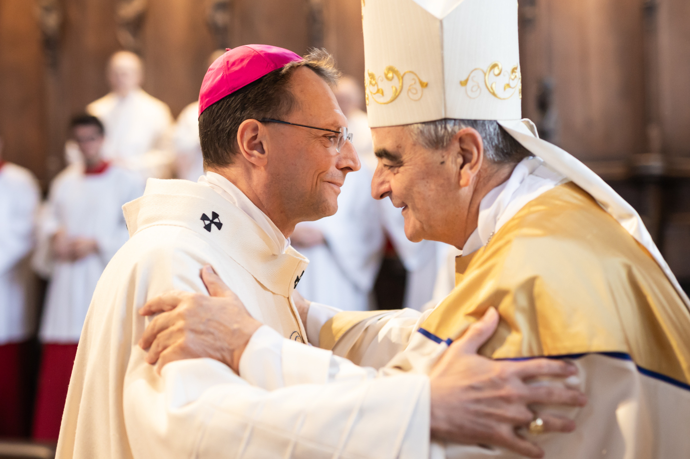 Der Apostolische Nuntius Eterovic legte Erzbischof Gössl im Dom das Pallium um.