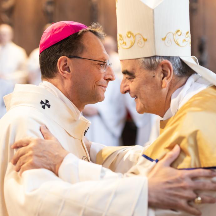 Der Apostolische Nuntius Eterovic legte Erzbischof Gössl im Dom das Pallium um.