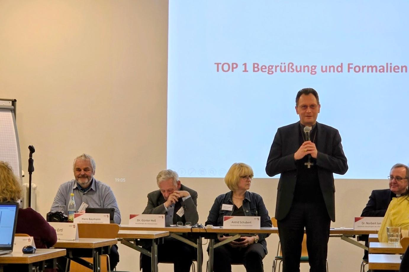 erzbischof-beim-díoezesanrat