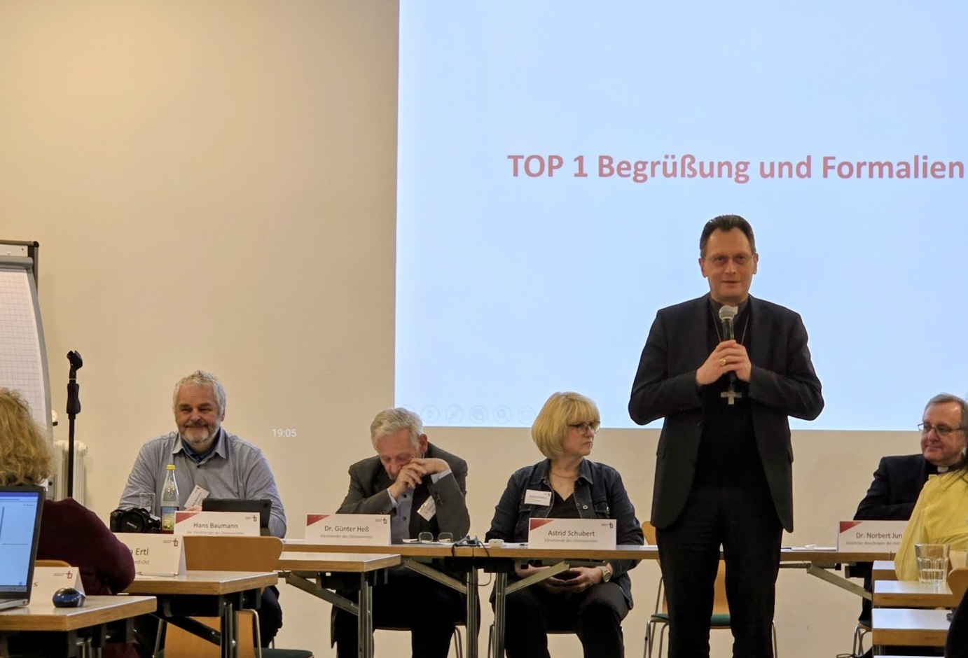 erzbischof-beim-díoezesanrat