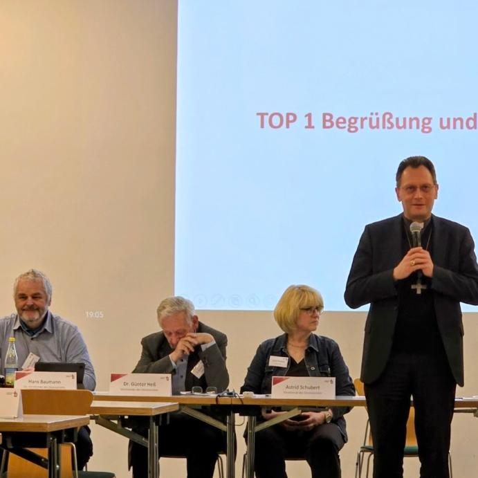 erzbischof-beim-díoezesanrat