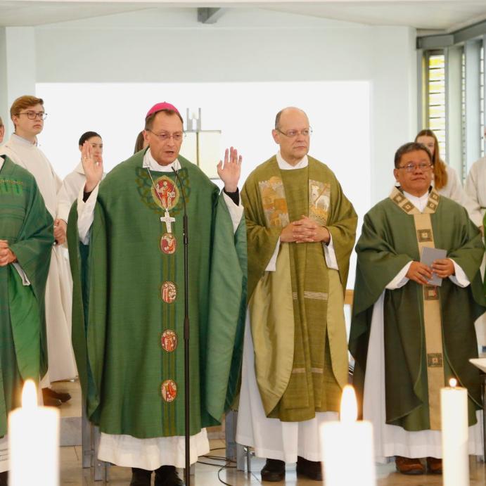 Festgottesdienst zum Monat der Weltmission in Herzogenaurach/St. Otto mit Erzbischof Herwig Gössl (2.v. links), Monsignore Wolfgang Huber, Präsident missio München (links), Pfarrer Michael Pflaum, P. Christian Buenafe (Philippinen) und P. Roberto Turyamureeaba (Referat Weltkirche).