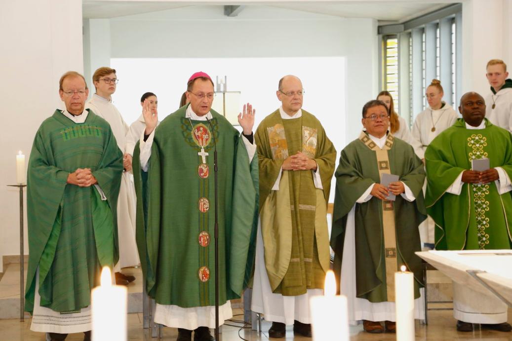 Festgottesdienst zum Monat der Weltmission in Herzogenaurach/St. Otto mit Erzbischof Herwig Gössl (2.v. links), Monsignore Wolfgang Huber, Präsident missio München (links), Pfarrer Michael Pflaum, P. Christian Buenafe (Philippinen) und P. Roberto Turyamureeaba (Referat Weltkirche).