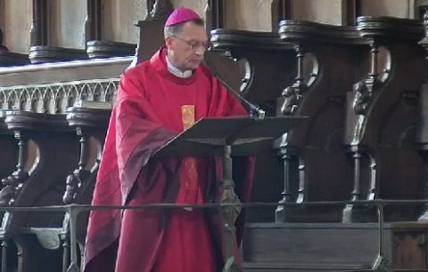Erzbischof Gössl bei der Karfreitagsliturgie.