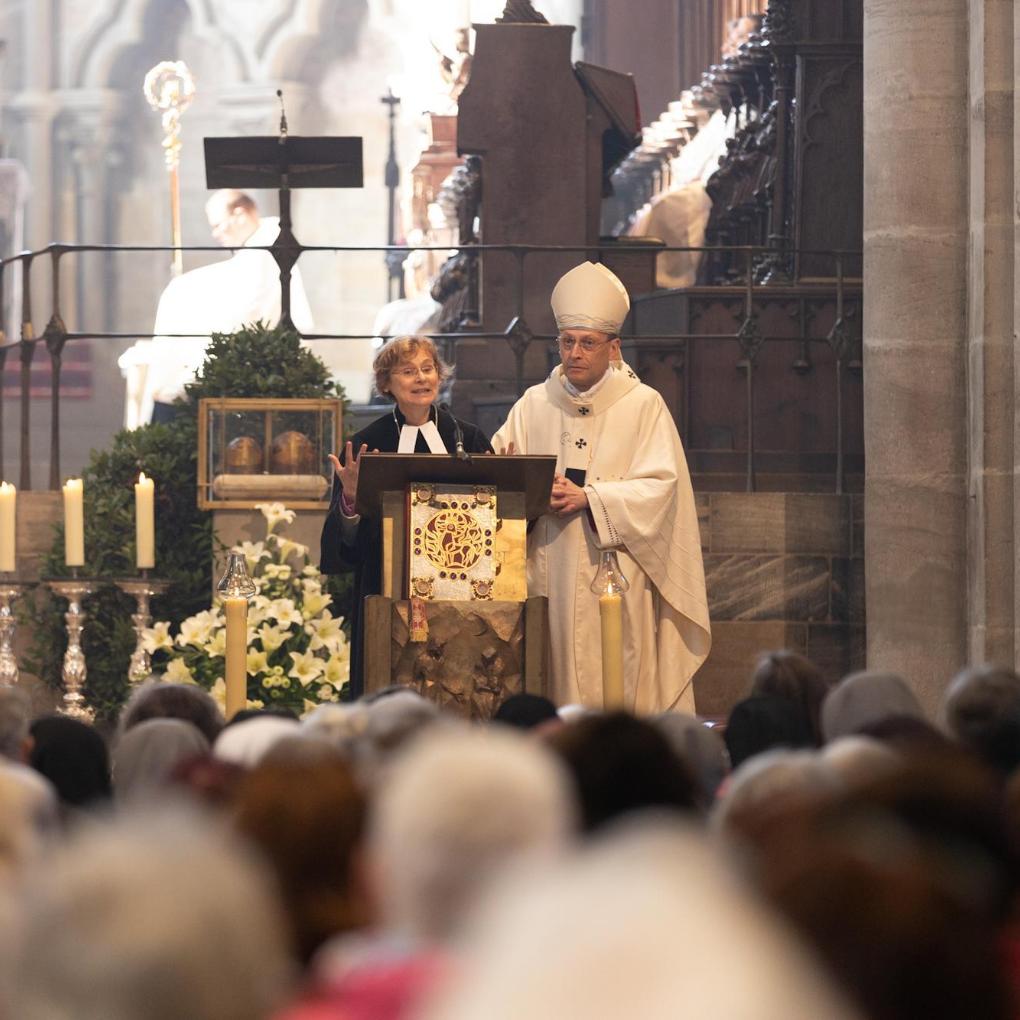 Sabine Hirschmann, Dekanin des Evangelisch-Lutherischen Dekanats Bamberg, und Erzbischof Herwig Gössl bei der Dialogpredigt im Bamberger Dom.