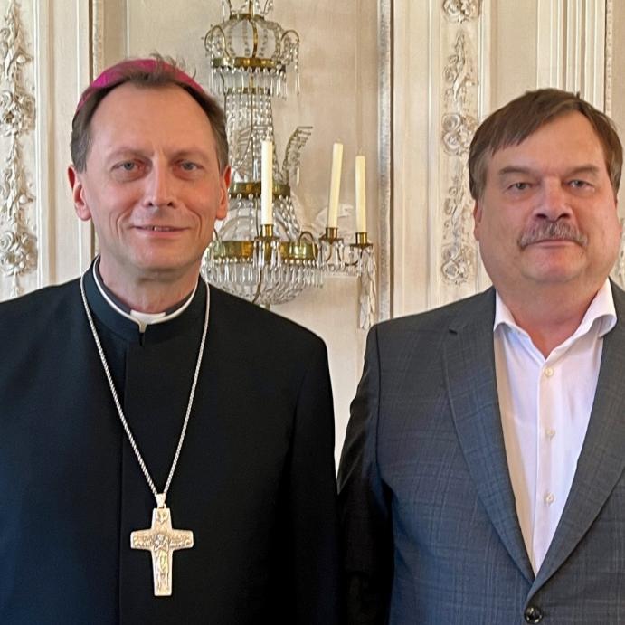 Das Bild zeigt Erzbischof Herwig Gössl und den in den Ruhestand verabschiedeten Erzbischöflichen Sekretär Dieter Mahr.
