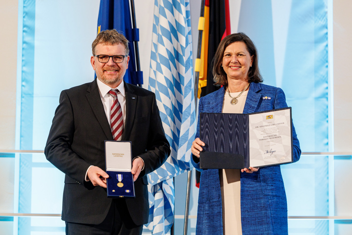 Landtagspräsidentin Ilse Aigner überreichte CPH-Direktor Siegfried Grillmeyer den Verfassungsorden.