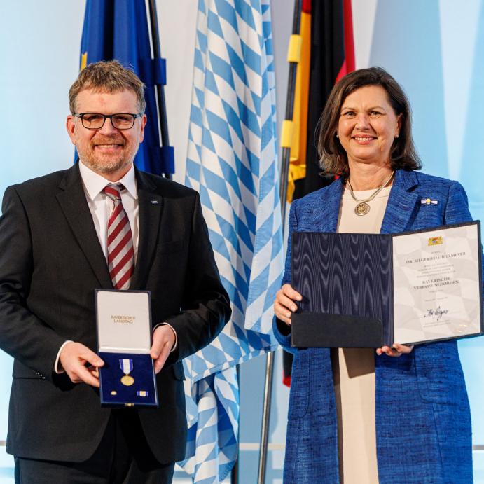 Landtagspräsidentin Ilse Aigner überreichte CPH-Direktor Siegfried Grillmeyer den Verfassungsorden.