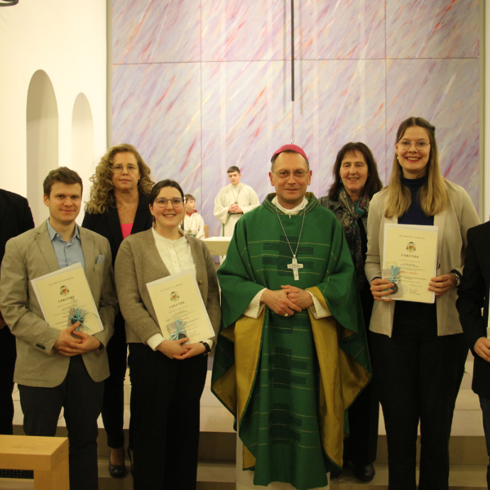 Erzbischof Herwig Gössl und Mitarbeitende der Hauptabteilung Schule freuten sich mit den Referendarinnen und Referendaren (vorne) über die Missio Canonica.
