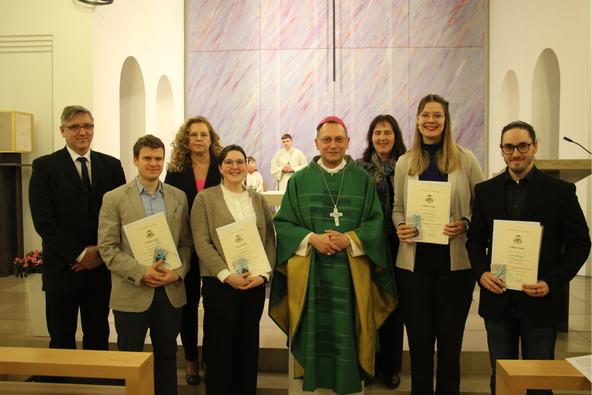 Erzbischof Herwig Gössl und Mitarbeitende der Hauptabteilung Schule freuten sich mit den Referendarinnen und Referendaren (vorne) über die Missio Canonica.