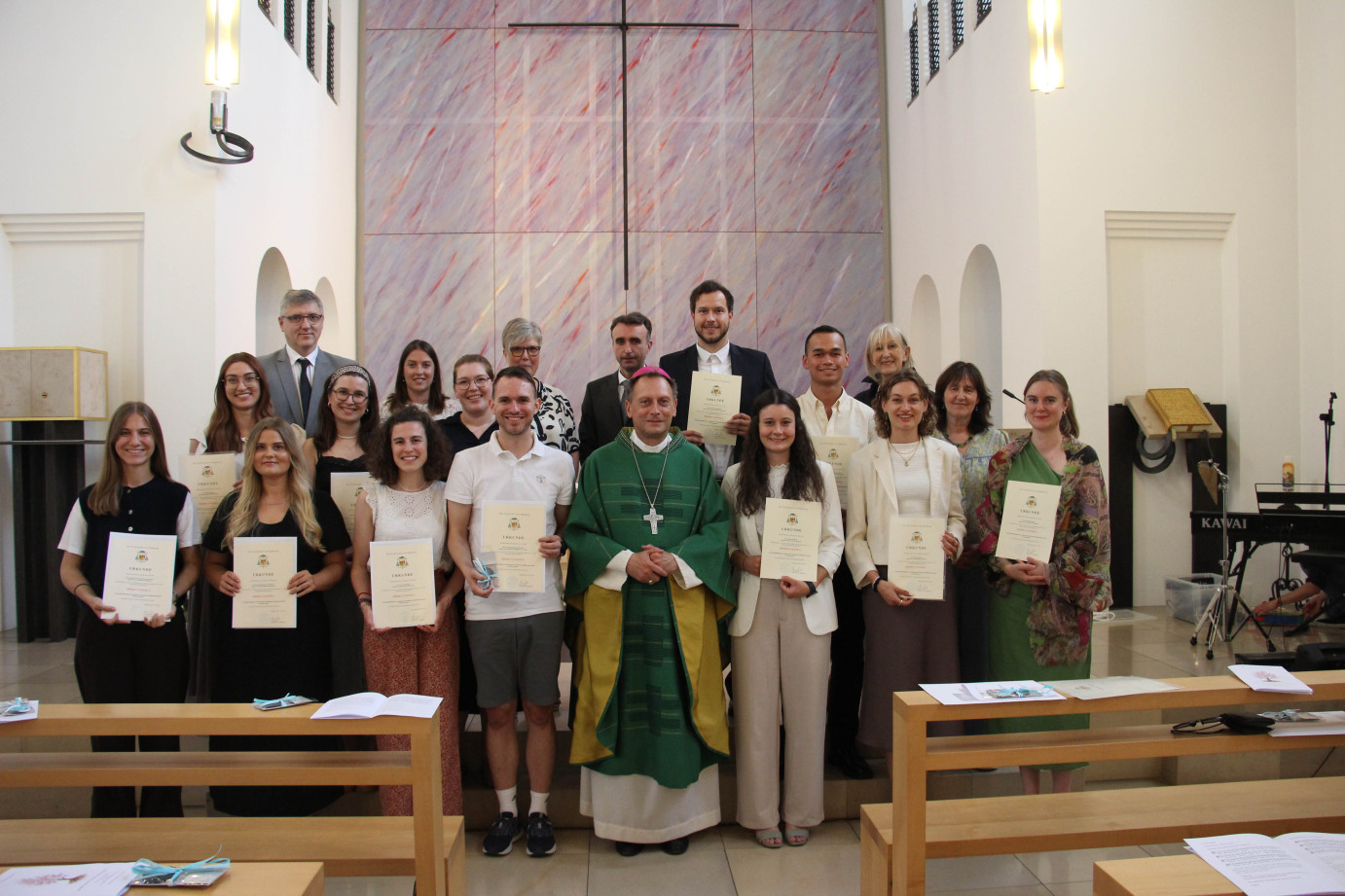 Erzbischof Herwig Gössl sowie die Ausbilder und Mitarbeiter der Hauptabteilung Schule freuten sich mit den Studienreferendarinnen und -referendaren über die Missio Canonica.