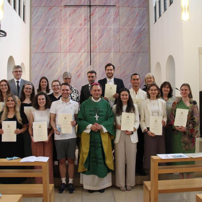 Erzbischof Herwig Gössl sowie die Ausbilder und Mitarbeiter der Hauptabteilung Schule freuten sich mit den Studienreferendarinnen und -referendaren über die Missio Canonica.