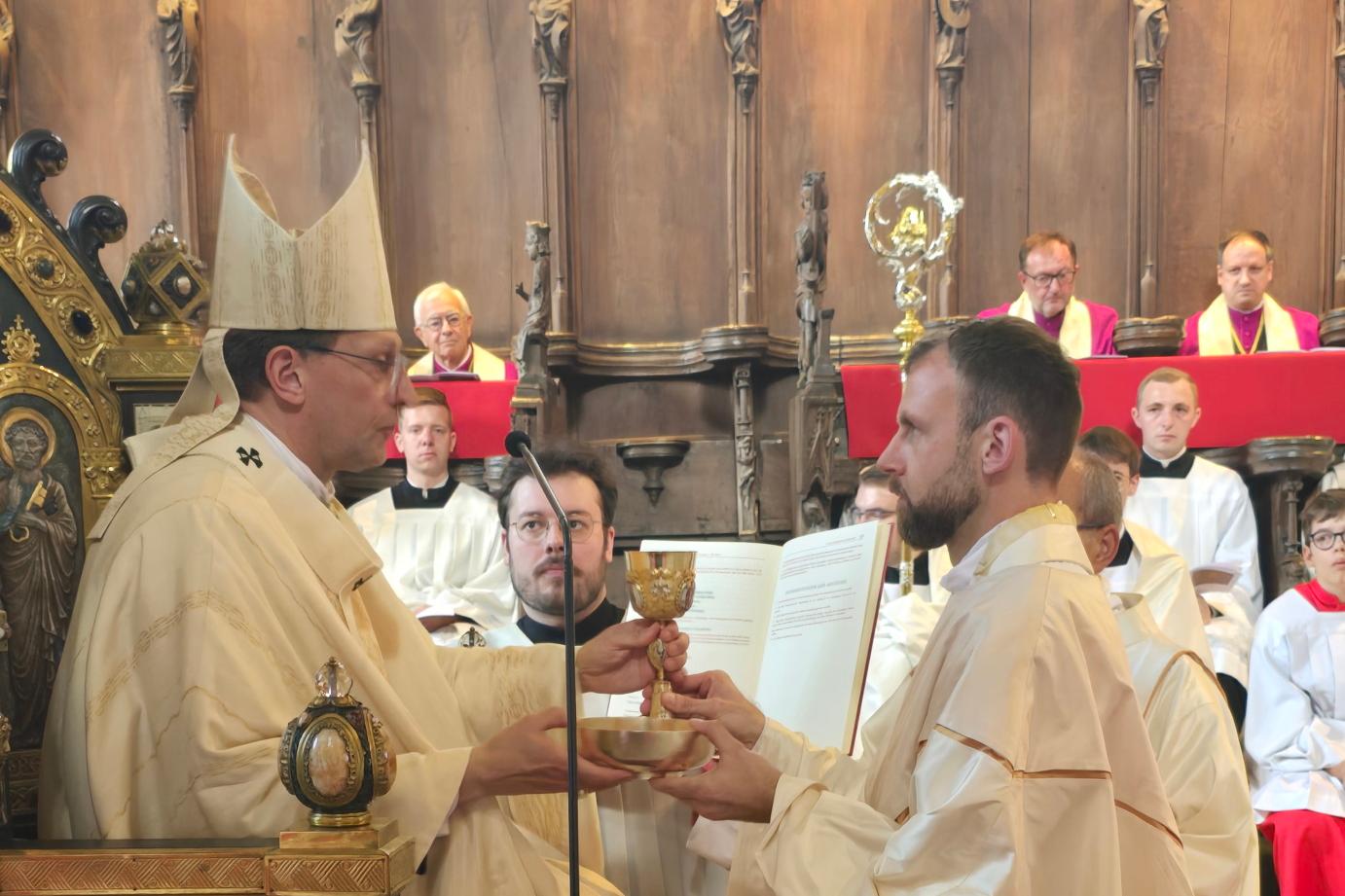 Marco Weis wurde von Erzbischof Gössl zum Priester geweiht