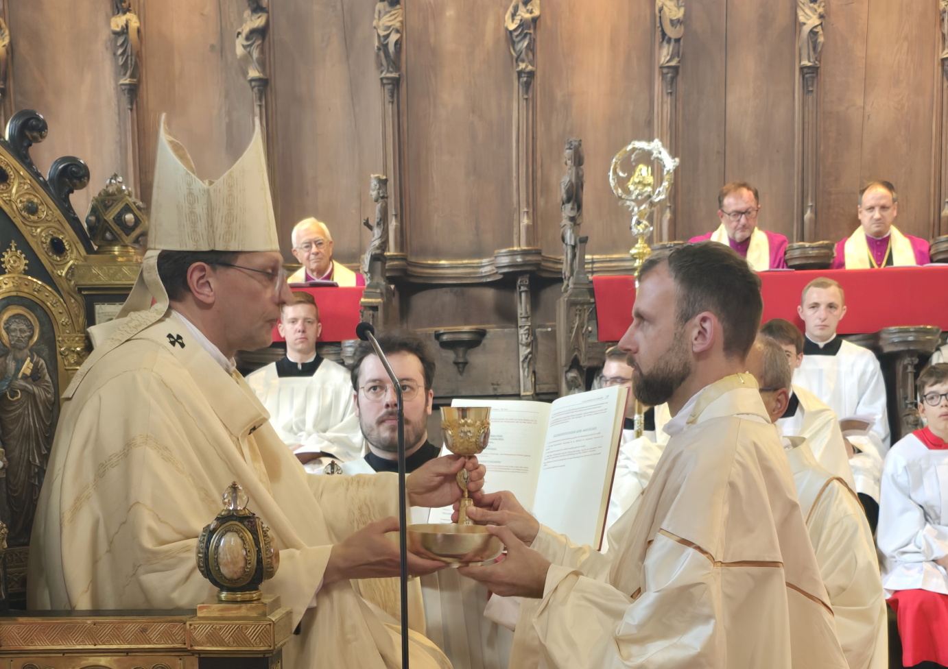 Marco Weis wurde von Erzbischof Gössl zum Priester geweiht