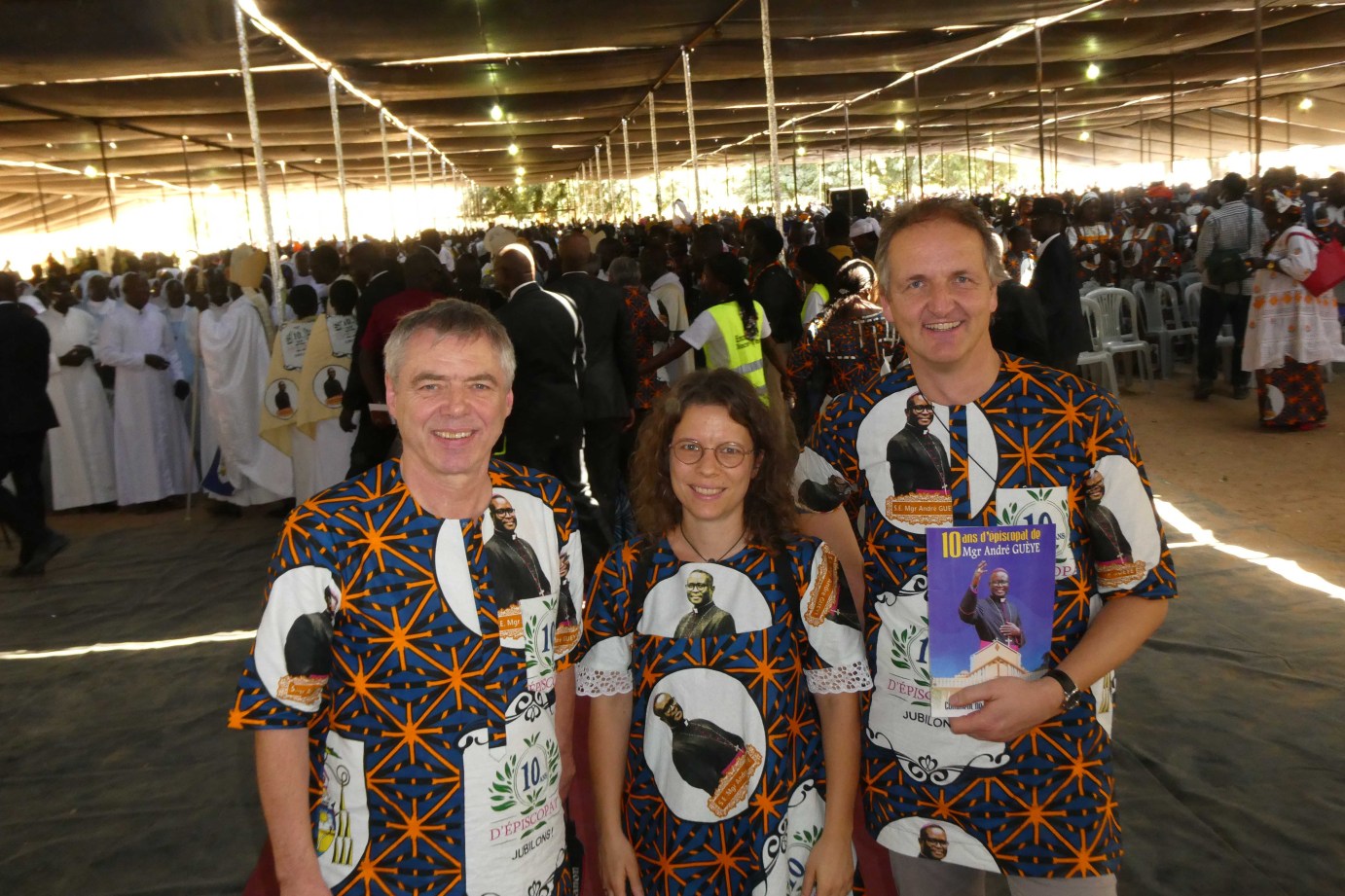 Im eigens für den Anlass im Senegal geschneiderten Outfit genießen die Bamberger das große Fest zum Bischofsjubiläum (v. li.): Michael Kleiner, Elisabeth Moser-Berner und Josef Weber.