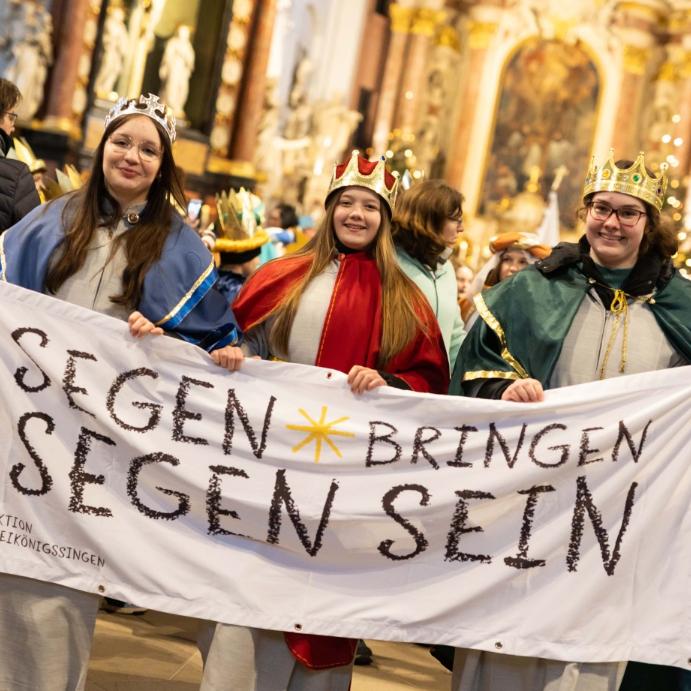 Bei der diözesanen Eröffnung der Aktion Dreikönigssingen 2025 (v.l.n.r.): Annalena, Milena und Christiane.