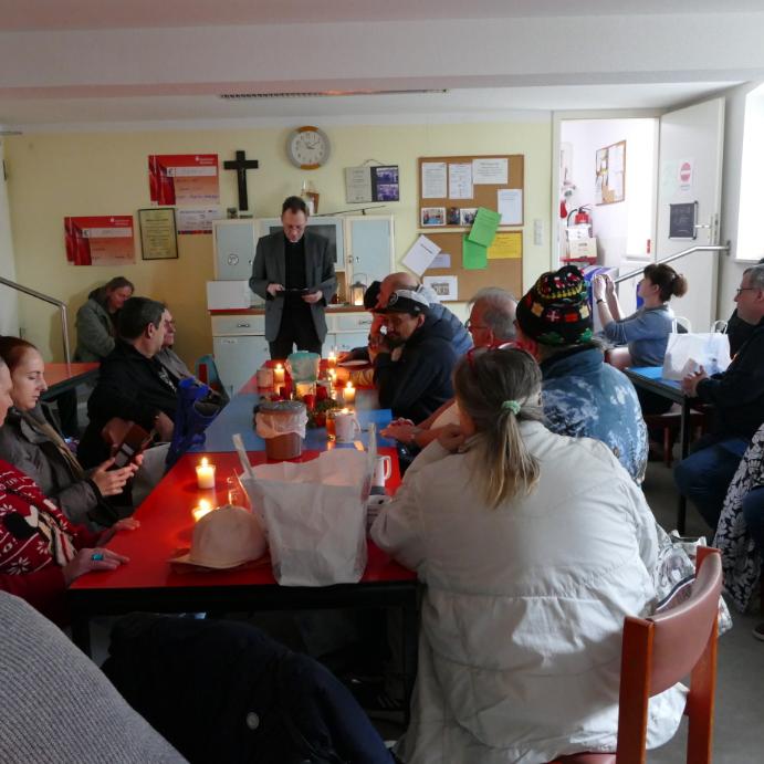 Mit den brennenden Kerzen und der anrührenden Weihnachtsgeschichte wird es richtig heimelig.