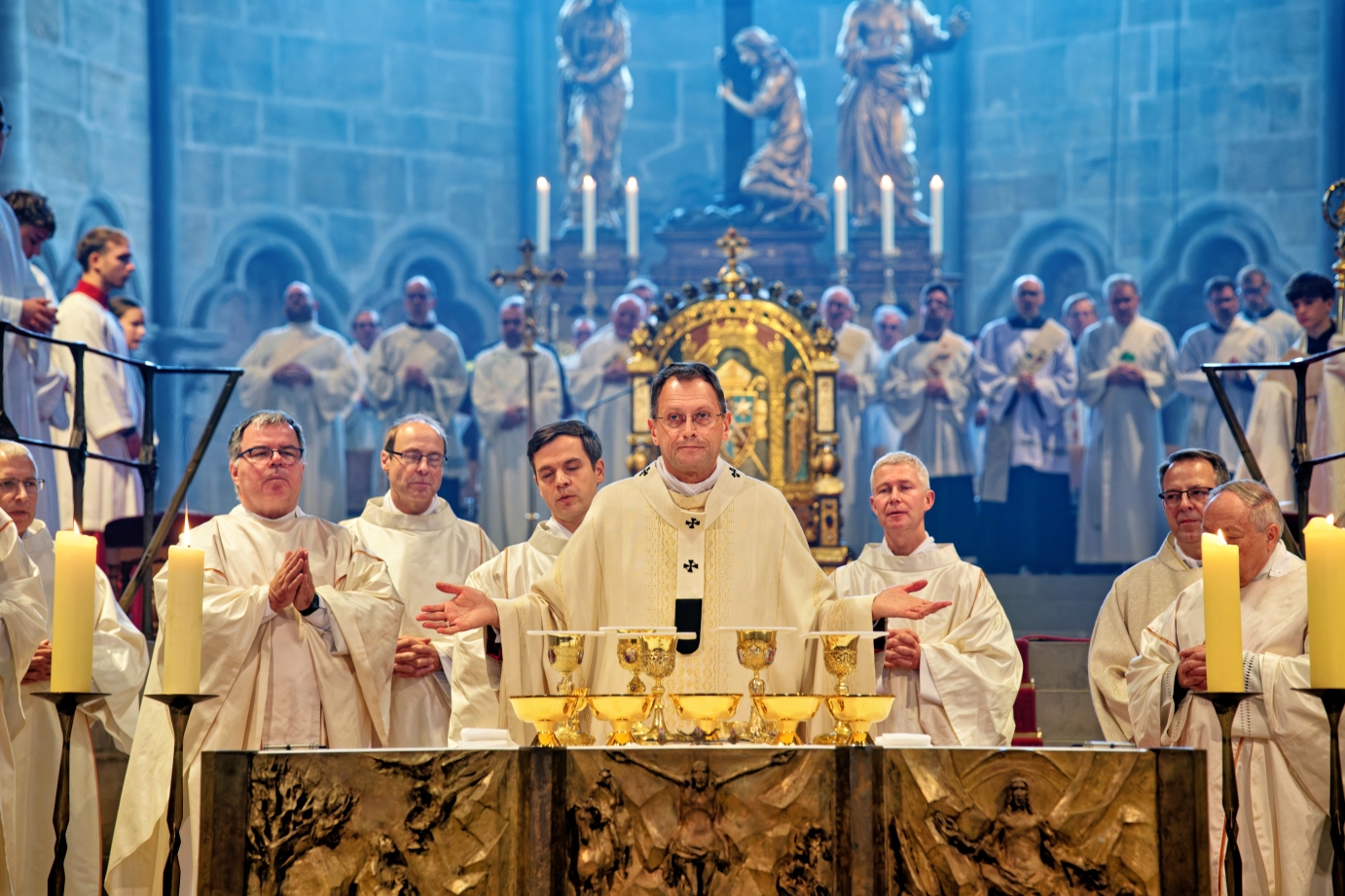 Erzbischof Herwig Gössl hat im Bamberger Dom vier Ständige Diakone geweiht